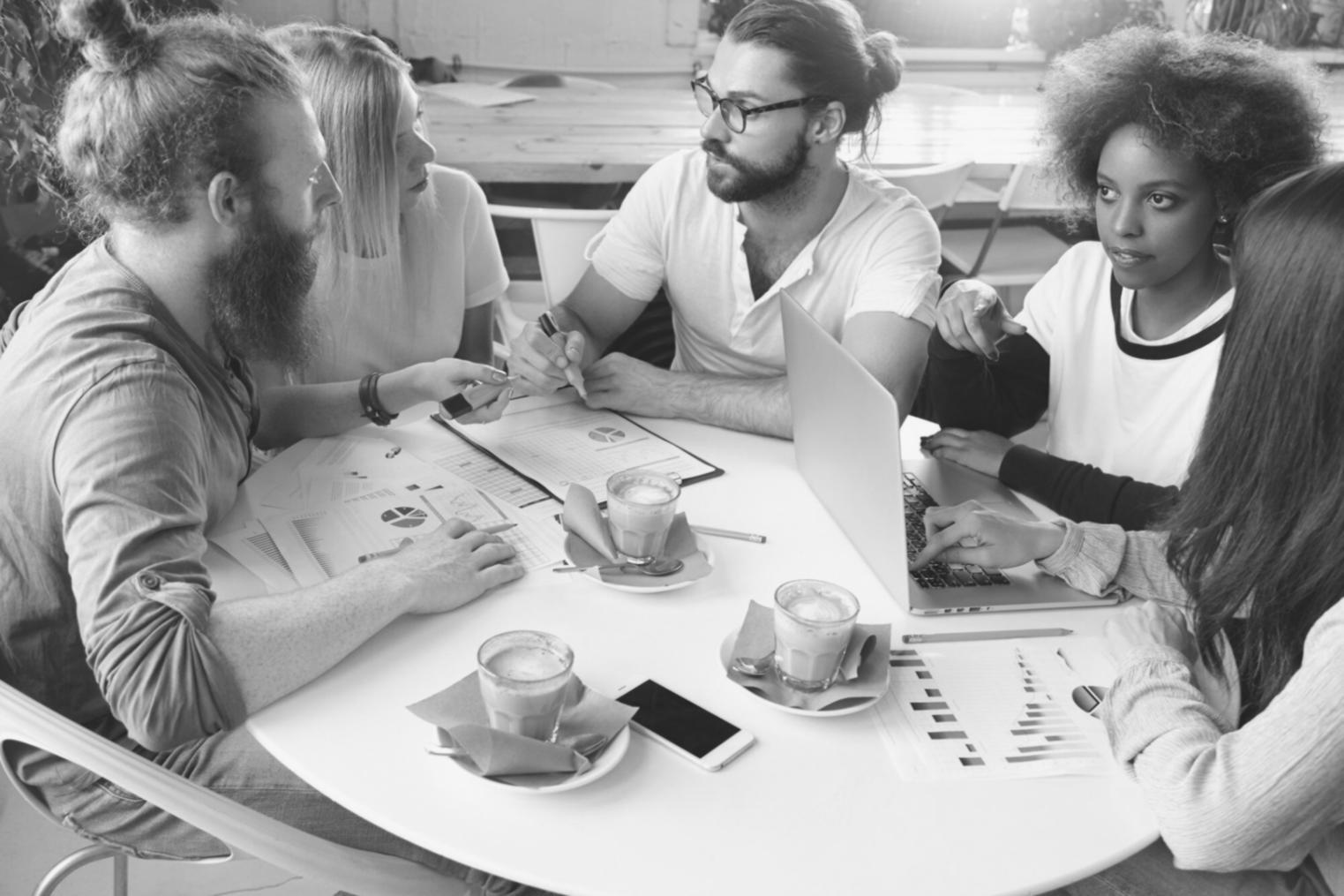 Equipo de celporitavq trabajando en análisis financiero