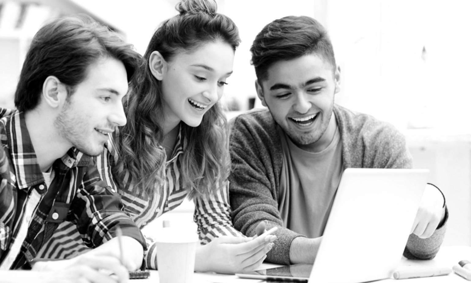 Oficina moderna donde trabajan graduados del programa