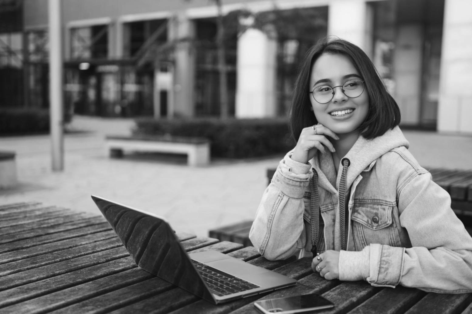 Estudiantes analizando documentos financieros en sesión práctica