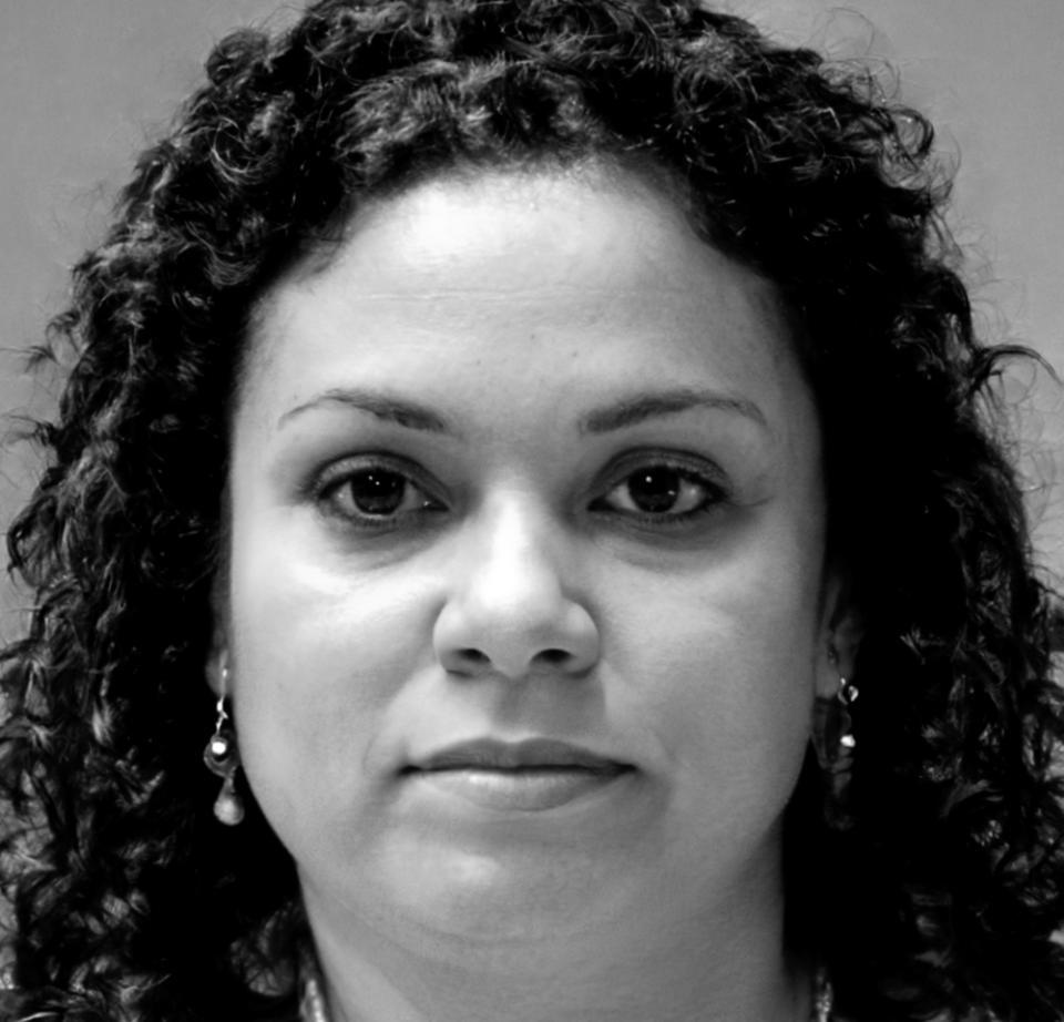 Retrato profesional de Carmen Ruiz, especialista en análisis de riesgos