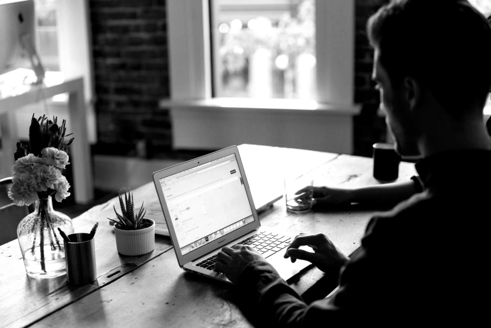 Estudiantes trabajando en proyecto colaborativo